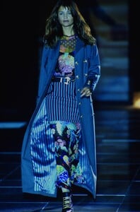1863389008_versace-fw-1993(13).thumb.jpg.2bdea26f08ad6cfeb53238d7500e6e02.jpg