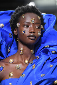 1865350083_SchiaparelliRunwayParisFashionWeekHauteRp6HZsnMAy8x.thumb.jpg.b6310998956fbdae4f85fd30df67a55b.jpg
