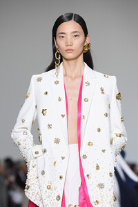 1872657838_SchiaparelliRunwayParisFashionWeekHaute-I-Fy1hP-ZEx.thumb.jpg.d005e3147f80823d22cf6d451731610b.jpg