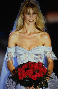 1877176768_valentino-ss-1995(3).thumb.jpg.ea4c5502812c88adff6dd01d946ff7c8.jpg