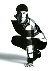 ARCHIVIO - Vogue Italia (November 2003) - The Now Shape - 003.jpg