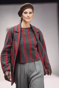 1911544155_EmporioArmani1993WomenRTW2.thumb.jpg.83250880366edc97e7c016f826f7a847.jpg