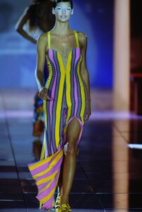 1939269200_versace-ss-1993(9).thumb.jpg.b59c3f2a24d9dc045da6598a5227de65.jpg