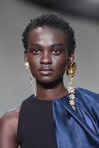 1946471109_SchiaparelliRunwayParisFashionWeekHauteU7UH_w1_-Ngx.thumb.jpg.a647691eb9554041b129ab2d62f3e6ca.jpg