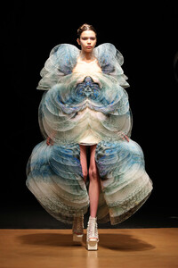1959873900_IrisVanHerpenRunwayParisFashionWeekYiOiDZWqT3Hx.thumb.jpg.b8a588afd66e3f957282d68c132b0a27.jpg