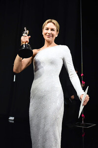 1961833212_ReneeZellweger92ndAnnualAcademyAwards29j0_QW_Rzsx.thumb.jpg.4385d30bf5f83ba2b7a2454435cb1ad5.jpg