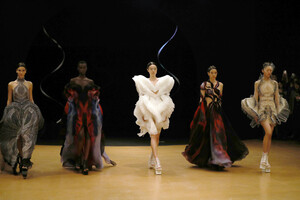 1968913611_IrisVanHerpenRunwayParisFashionWeekCEmSC04-LLix.thumb.jpg.0bf959491f4b65580c461163658d8638.jpg
