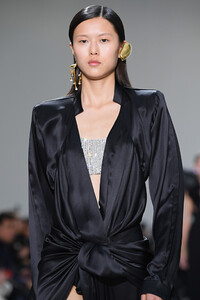 1979182866_SchiaparelliRunwayParisFashionWeekHauterL_AsEygdcox.thumb.jpg.a95a3805c4605d0611a428dc4fa25f82.jpg