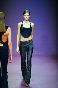 2003485932_prada-fw-1999(8).thumb.jpg.0bebe45ca29431c4588b330590211d99.jpg