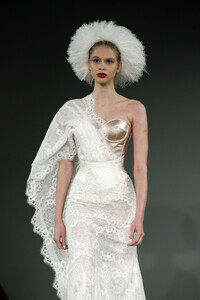 2009314015_AlexisMabilleRunwayParisFashionWeekHauteFX8A9WNzCtmx.thumb.jpg.c38102575caa527fe1cb9b4f11818a31.jpg