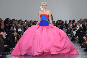 2048534666_SchiaparelliRunwayParisFashionWeekHauteiOEtGJyJPhCx.thumb.jpg.facc69b94558f98cc6df32bc2b0a5dda.jpg
