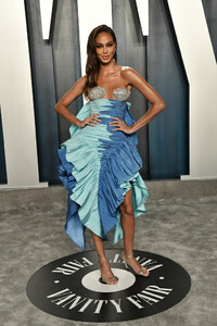 Joan+Smalls+2020+Vanity+Fair+Oscar+Party+Hosted+rMbYPSNFsxgx.jpg
