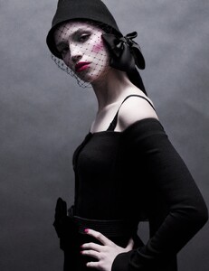 2072726131_VogueParisMarch2020115.thumb.jpg.add955bec53c36158e582a9ec6309031.jpg