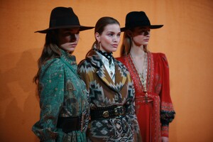 2082155783_vogue-milano-fashion-week-2020-backstage-etro(22).thumb.jpg.2d0ae4495596d5554d78e48017970630.jpg