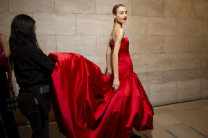 Oscar+de+la+Renta+Fall+2020+Backstage+LznoLd-t__Gx.jpg