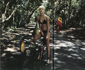 Vogue Paris May 2001 Soleil Noir P8.jpg