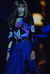2109559124_versace-fw-1993(10).thumb.jpg.2f7a96742dc2eccafa5e6e6f50fa5cac.jpg