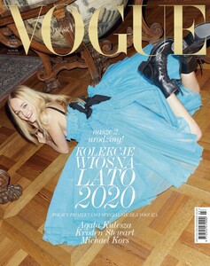 2133033992_VoguePolskaMarch2020101.thumb.jpg.317b2f1c65bbb496e6cc530cec3b5e98.jpg