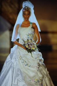 2145786268_versace-hc-ss-1994(4).thumb.jpg.9bf1d02f2f02986875969e7dd5f75d34.jpg