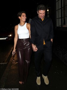 23957064-7935519-Stepping_out_Frankie_Bridge_looked_very_cheerful_on_Monday_night-m-25_1580204460811.jpg