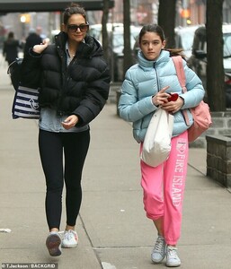 24179506-7956483-Best_friends_On_Saturday_Katie_Holmes_41_headed_out_in_New_York_-a-42_1580598704154.jpg