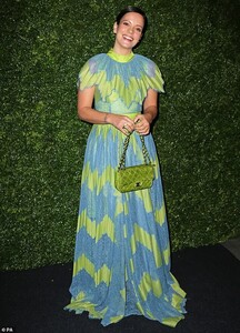 24179774-7956407-Effortlessly_chic_Lily_looked_effortlessly_chic_in_a_green_and_b-a-253_1580599585212.jpg