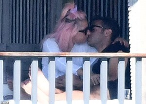 24182842-7956697-Kiss_kiss_They_also_shared_a_smooch_or_two_ahead_of_her_pre_Supe-a-61_1580610051407.jpg