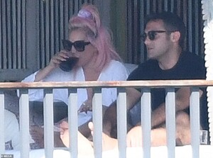 24182860-7956697-Day_drinking_The_couple_enjoyed_some_day_drinks_under_the_shade_-a-53_1580610050574.jpg
