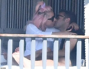 24182866-7956697-Getting_serious_The_couple_seems_to_betting_hot_and_heavy_since_-a-52_1580610050508.jpg