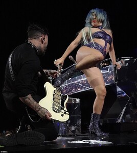 24206062-7958421-Purple_Gaga_also_stunned_in_a_shimmery_purple_suit_that_had_side-a-21_1580664889577.jpg