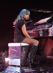 24206078-7958421-Sweet_moments_Gaga_spent_some_time_on_the_piano_for_some_slower_-a-35_1580664890010.jpg