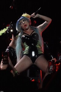 24206106-7958421-Stellar_look_Gaga_teamed_the_look_with_fishnet_stockings-a-4_1580669183970.jpg