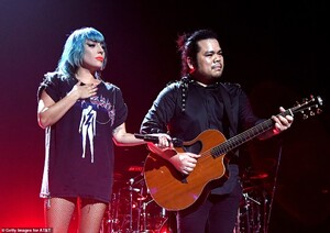 24206110-7958421-Instrumental_She_was_seen_singing_while_a_band_member_played_the-a-5_1580669184003.jpg