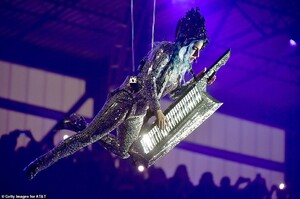 24206112-7958421-like_old_times_Gaga_mimicked_her_2017_Super_Bowl_entrance_with_a-a-12_1580664889426.jpg