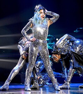 24206130-7958421-Entertaining_Lady_Gaga_busted_out_seven_different_ensembles_for_-a-10_1580664889416.jpg