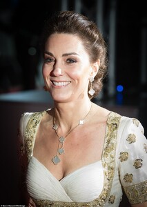 24212136-7948459-The_Duchess_could_be_seen_beaming_as_she_brushed_shoulders_with_-m-166_1580677350965.jpg