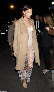24233316-7960221-Evening_attire_Irina_34_looked_glam_as_she_hit_up_the_British_Vo-a-128_1580716495140.jpg