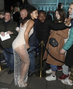 24233334-7960221-Meet_and_greet_Irina_happily_posed_for_snaps_with_fans_outside-m-55_1580735536968.jpg