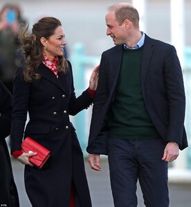 24292168-7966507-The_Duke_and_Duchess_of_Cambridge_appeared_in_particularly_good_-a-75_1580857138898.jpg