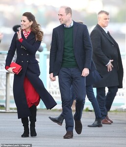 24292172-7965295-Warm_welcome_The_Duke_and_Duchess_of_Cambridge_waved_at_well_wis-a-3_1580829068581.jpg