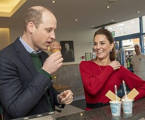 24297604-7964773-An_afternoon_treat_Prince_William_and_Kate_could_be_seen_gigglin-m-17_1580827614256.jpg