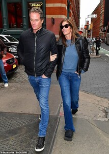 24311344-7966729-Healing_aid_Cindy_Crawford_wore_a_medical_boot_while_out_in_NYC_-a-32_1580849465769.jpg