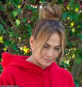 24312726-7967031-Dressing_down_Jennifer_Lopez_traded_her_sparkling_Super_Bowl_dud-m-48_1580854998617.jpg