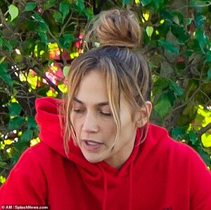 24312732-0-Dressing_down_Jennifer_Lopez_traded_her_sparkling_Super_Bowl_dud-m-4_1580850797985.jpg