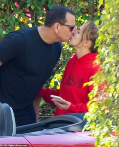 24313234-0-Bye_bye_baby_Proving_they_weren_t_above_PDA_the_couple_shared_a_-m-7_1580851049899.jpg