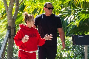 24313246-0-Knot_too_shabby_J_Lo_continued_her_laid_back_look_by_pulling_her-m-30_1580851803954.jpg