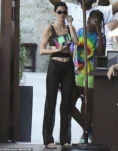 24318192-7967335-Back_in_black_Earlier_on_Tuesday_Kendall_was_seen_around_Miami_B-a-80_1580861847985.thumb.jpg.2f619c16752fb1748b27cfbf85106ffd.jpg