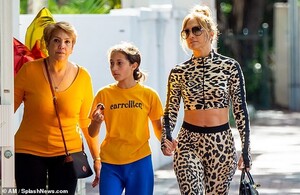 24322652-7967723-Like_mother_like_daughter_Emme_popped_up_late_in_Jennifer_s_perf-a-22_1580871168958.jpg