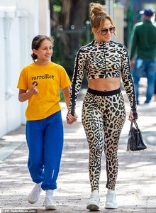24322658-7967723-Fit_figure_Jennifer_s_figure_hugging_clothing_featured_a_long_sl-a-13_1580871168718.jpg