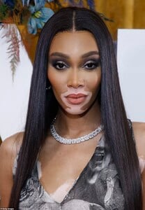 24328696-7968435-Sleek_The_Canadian_native_25_wore_her_raven_tresses_styled_long_-a-160_1580887065691.jpg